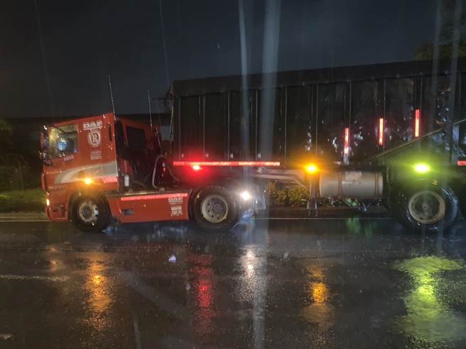 邱姓砂石车业者驾驶红色砂石车在苗栗县后龙镇偷倒事业废弃物。（读者提供／谢明俊苗栗传真）