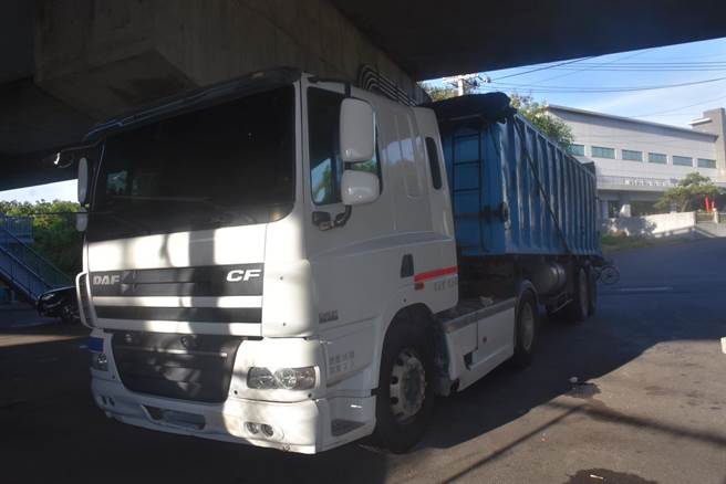 邱姓砂石车业者将砂石车喷成白色躲避警方查缉。（读者提供／谢明俊苗栗传真）