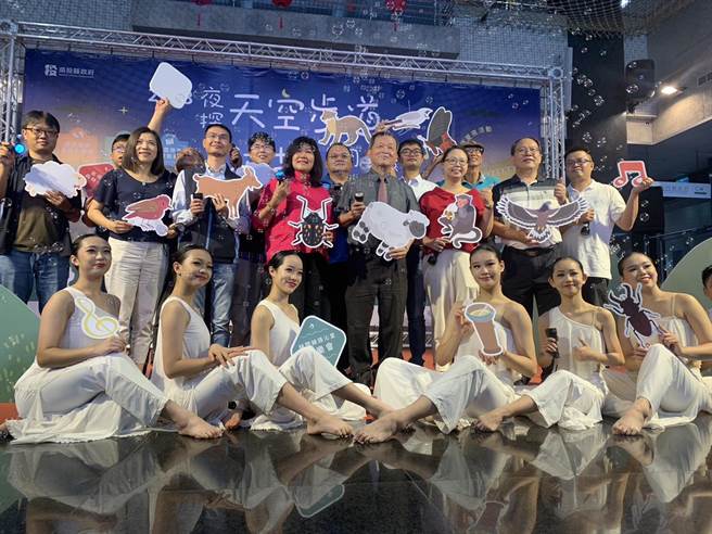 南投县知名清境天空步道即日起到10月底止夜间开放行走与观星活动。曾雪蒨摄