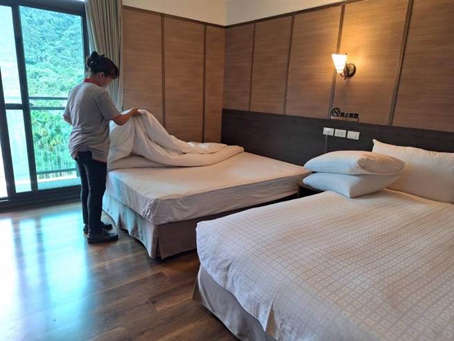 為補足旅宿業人力缺口，中彰投分署鼓勵有意投入旅宿、餐飲業的中高齡者善用「疫後改善缺工擴大就業方案」尋找工作。(中彰投分署提供)