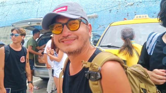 卡努颱风乱船班，男星林柏升KID今从绿岛返台，回程船上幸运见到海豚，「撤退船秒变赏豚船」。（萧嘉蕙摄）