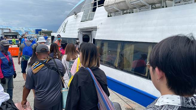 卡努颱风逼近，大批游客赶在今中午前搭船从兰屿、绿岛返台，但仍有部分游客不畏颱风出游。（萧嘉蕙摄）