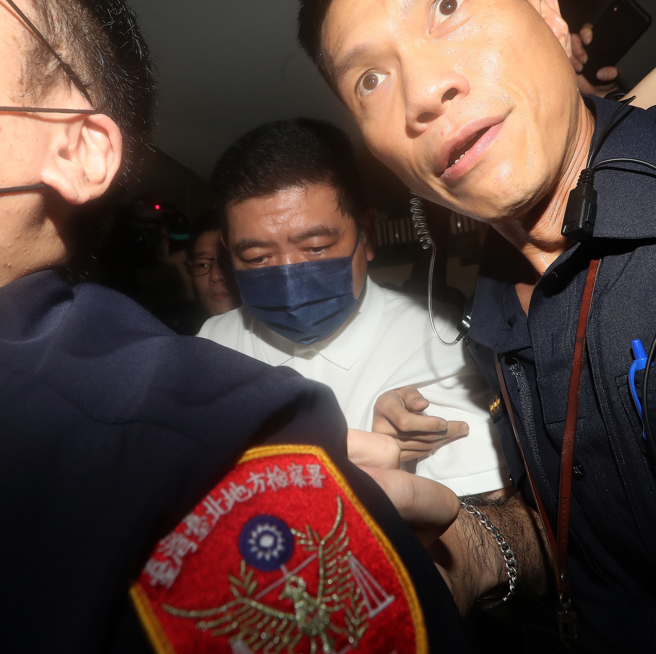 艺人NONO（陈宣裕）日前遭网红「小红老师」指控涉嫌性骚、性侵，相关被害者多达25人。台北地检署2日指挥台北市警局妇幼队，首度以被告身分约谈NONO（中），并将NONO移送北检。（刘宗龙摄）