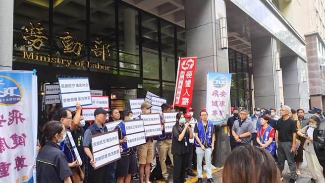 桃园市机师职业工会今赴劳动部前指控2家国籍航空，长期聘雇不具特定机型飞航资格的外籍机师。（林良齐摄）