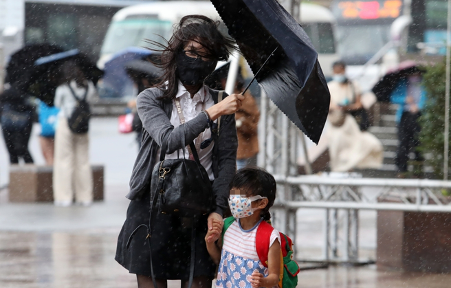 卡努暴风圈预计在明天上午触碰到基隆北海岸，北台湾须做好防颱准备。（刘宗龙摄）