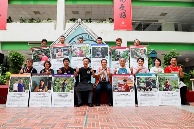 嘉义县咖啡业者在「2023台湾卓越杯咖啡赛」大放异彩，县长翁章梁称讚不已。（廖素慧摄）