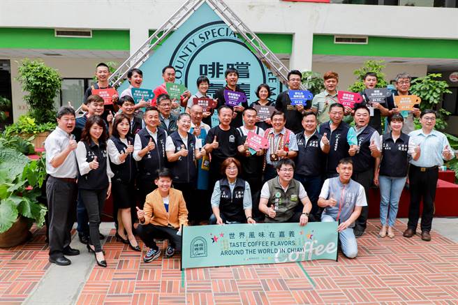 嘉义县咖啡业者在「2023台湾卓越杯咖啡赛」表现出色，县长翁章梁及民代盛讚不。（廖素慧摄）