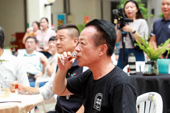 嘉义县长翁章梁品味嘉义顶级好咖啡。（廖素慧摄）