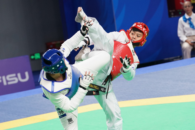 跆拳道女将马婷霞(右)在四强赛不敌中国选手，留下一面铜牌。(大专体总提供／黄邱伦台北传真)