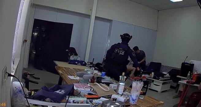 警方破获于凤山区的诈欺水房。 （翻摄照片／洪靖宜高雄传真）