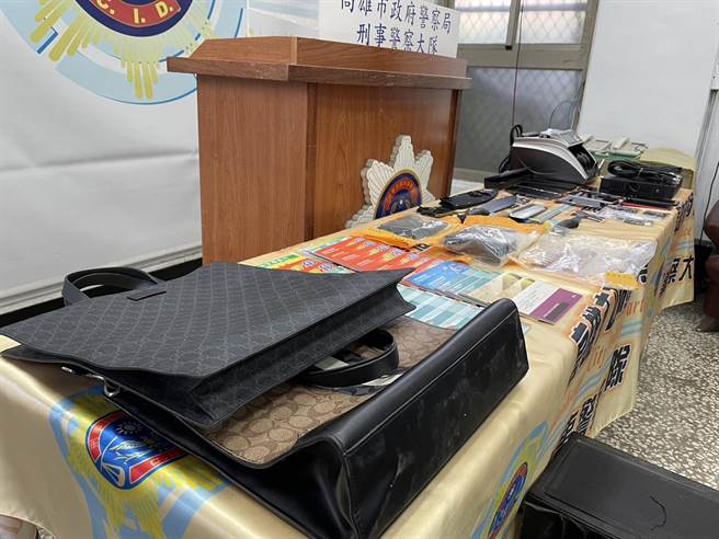 查扣刀械、手枪子弹及名牌包等物。 （翻摄照片／洪靖宜高雄传真）