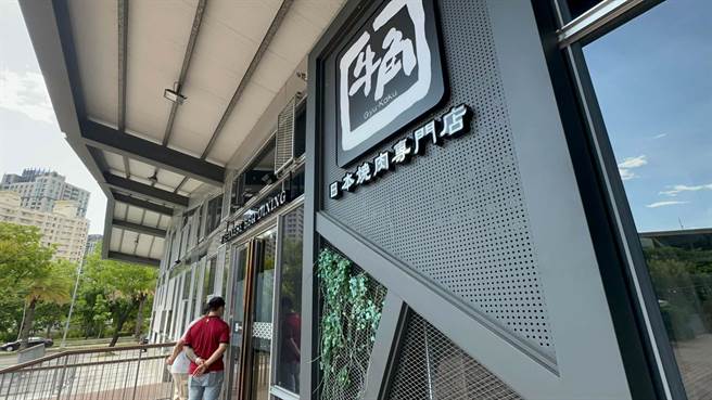 記者日前直擊位於高雄同盟三路的牛角旗艦店等3家品牌大門深鎖。供應商聽聞消息，頂著豔陽前來搬貨。（柯宗緯攝）