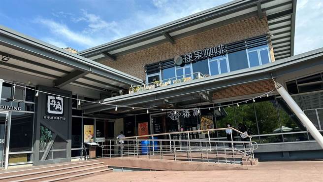 記者日前直擊位於高雄同盟三路的牛角旗艦店等3家品牌大門深鎖。供應商聽聞消息，頂著豔陽前來搬貨。（柯宗緯攝）