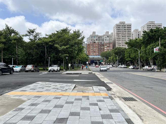 民眾反映，大湳雅公园二期新设停车场出入口设有双黄线，但汽机车都直接左转，易与直行车相撞。（王惠慧摄）