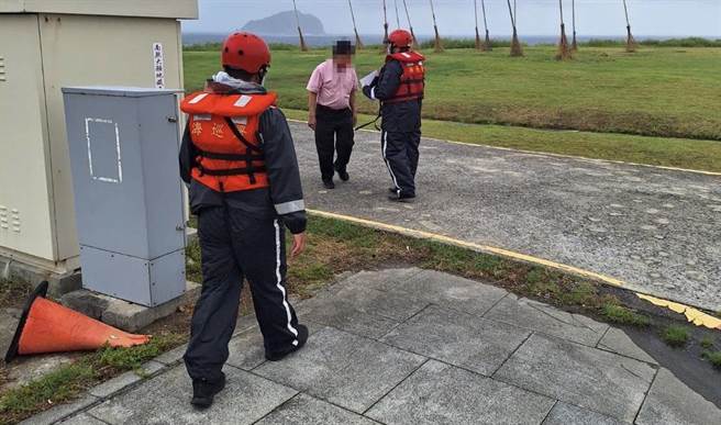 ▲海巡署北部分署人员劝离游客。（海巡署北部分署提供／徐佑升新北传真）