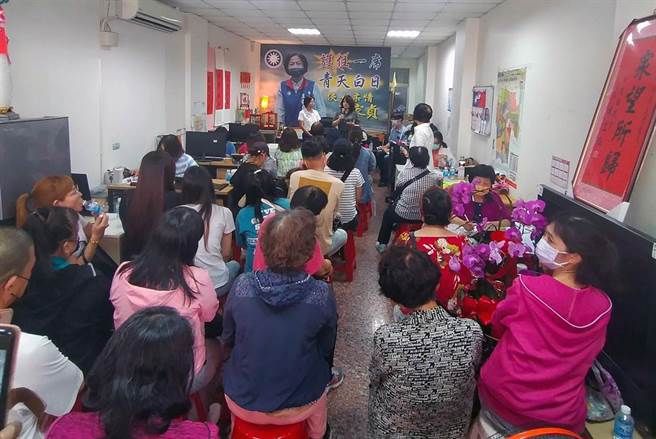 台南市30多位被龙海集团吸金诈骗的大陆新住民，在台南市新住民协会理事长邱素祯的带领下，向市议员王家贞陈情。（王家贞提供／洪荣志台南传真）