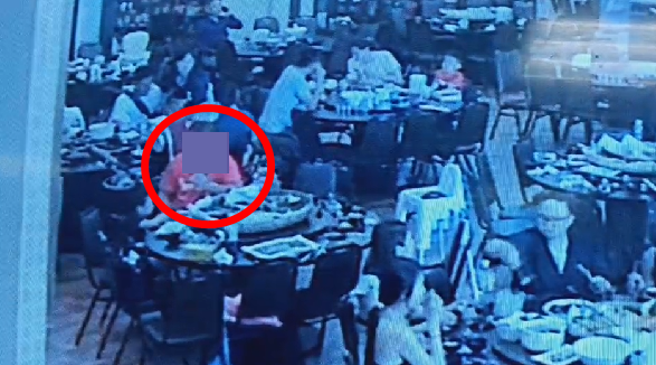 爆料者在用餐期间不断拿手机拍摄。（图／截图自店家提供监视器画面）