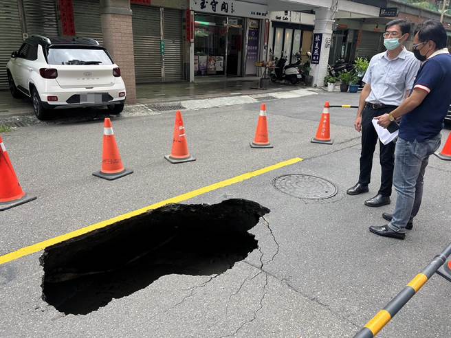 台南市建平七街760號前方的道路，今天中午突然下陷出現坑洞。（李啟維提供／洪榮志台南傳真）