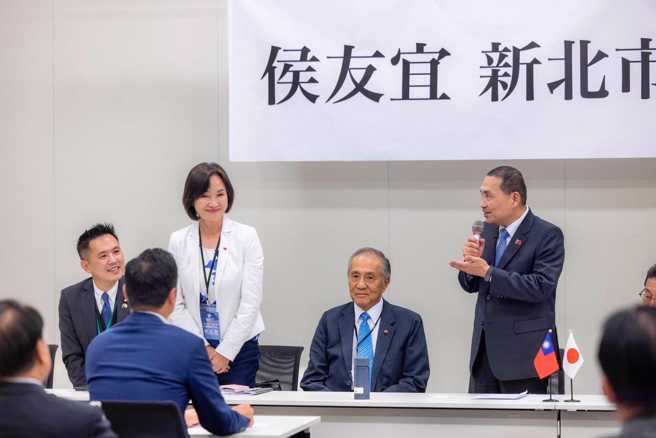 国民党智库执行长柯志恩（左2）陪同国民党2024总统参选人侯友宜（右1）一同出访日本，并透露此次交流与马政府时期最大的不同，就在双方关心的内容从经济、观光等议题，转为对两岸关系的忧虑。（图／翻摄自柯志恩脸书）