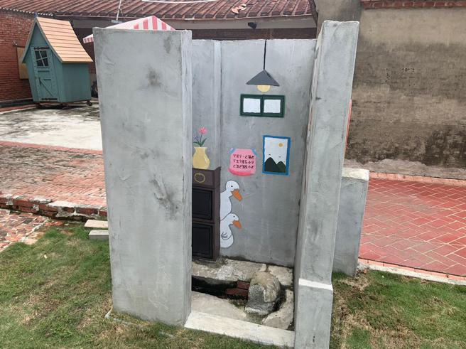 旧瓦厝的茅房与浴室，经过彩绘都变成令人会心一笑的打卡点（图片来源：高雄市农业局提供）