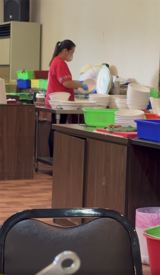 花莲新城一家主打原住民特色餐点，被客人拍到，餐厅员工疑把剩饭放回电锅，老板已解释，剩余白饭是要让员工带回去喂家禽，并不是回收让客人吃，怀疑是被同业恶意爆料。（民眾提供）