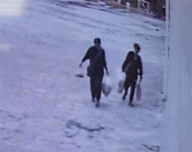 餐厅老板也公布影片，白米与厨余都给员工下班带回喂食家禽。（业者提供）