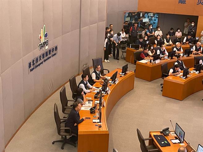 台北市长蒋万安2日下午前往台北市灾害应变中心，主持卡努颱风应变中心第一次工作会议。（刘彦宜摄）