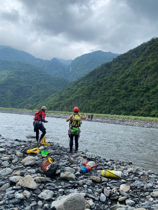 高雄市茂林区至情谷附近溪流今天中午出现3名男子溯溪发生不慎摔倒，友人见状向消防局求救，警消赶到现场用绳索协助3人平安返回岸边，3人均无受伤已自行离去。（高雄市消防局提供／林雅惠传真）