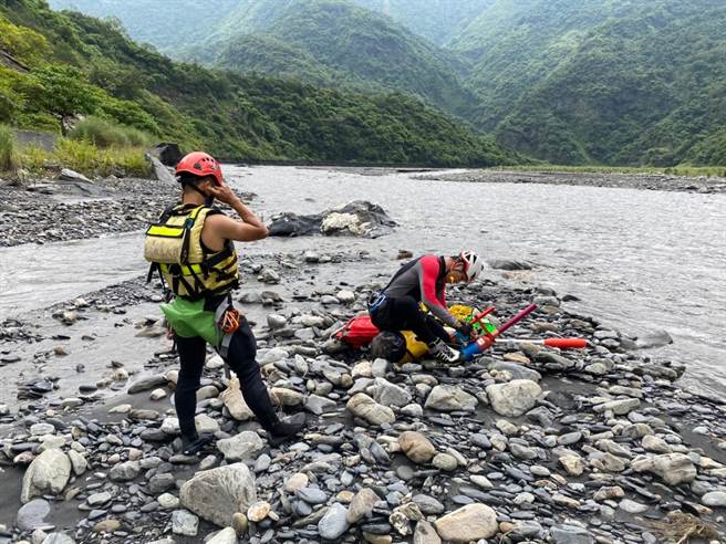 高雄市茂林区至情谷附近溪流今天中午出现3名男子溯溪发生不慎摔倒，友人见状向消防局求救，警消赶到现场用绳索协助3人平安返回岸边，3人均无受伤已自行离去。（高雄市消防局提供／林雅惠传真）