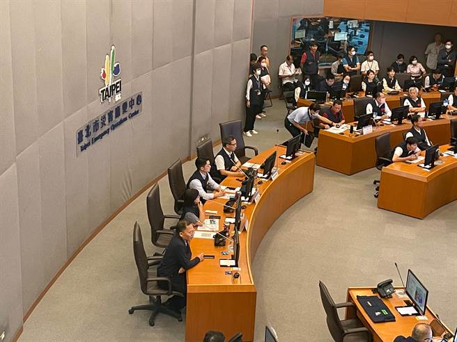 台北市长蒋万安2日下午前往台北市灾害应变中心，主持卡努颱风应变中心第一次工作会议。（刘彦宜摄）