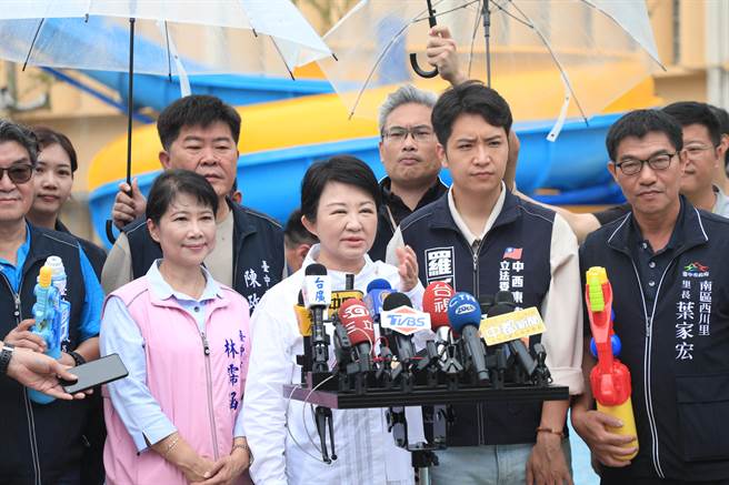 台中市长卢秀燕1日亲自出席台中市二信游泳池启用典礼。（冯惠宜摄）