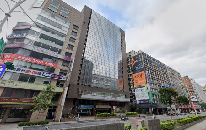 网友发现，台湾品牌很爱用「i」这个英文单字，但不同人对于这个字母的意思却有不同理解。（示意图／翻摄自Google街景）