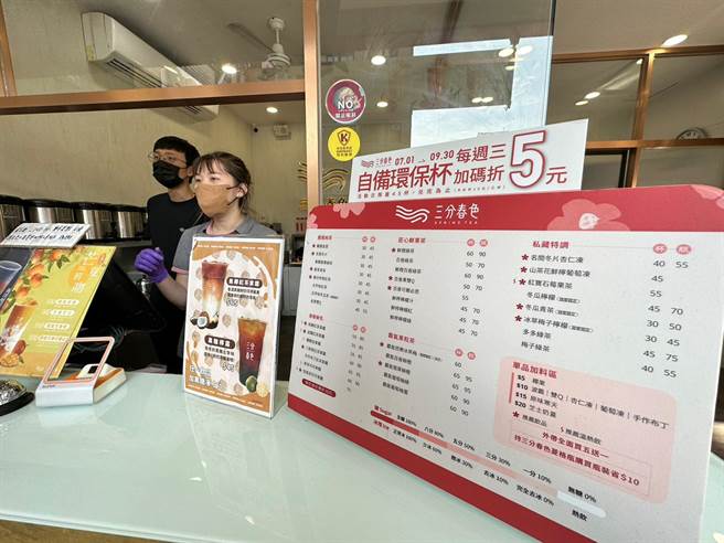 高雄市饮料店自7月1日起不得提供塑胶一次用饮料杯，新规定实施1个月，环保局加派人力稽查，目前已有9成以上商家符合规定。（高市府环保局提供／洪浩轩高雄传真）