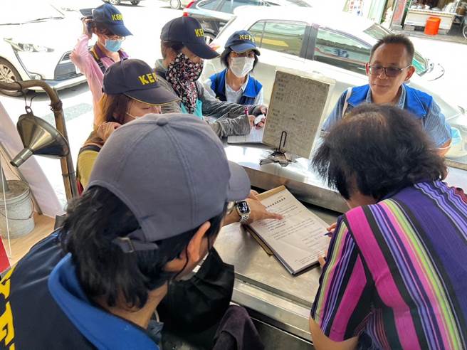 高雄市饮料店自7月1日起不得提供塑胶一次用饮料杯，新规定实施1个月，环保局加派人力稽查，目前已有9成以上商家符合规定，但仍查获31家饮料店门市违规使用一次用塑胶杯。（高市府环保局提供／洪浩轩高雄传真）