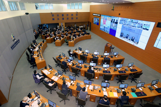 卡努颱風進逼北台灣，台北市長蔣萬安2日到災害應變中心坐鎮指揮，聽取相關局處防颱整備作業，並與行政院長陳建仁進行防災視訊連線。（黃世麒攝）