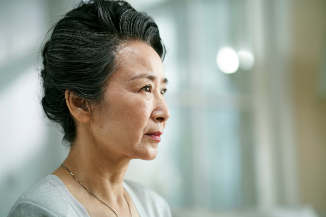 一名婦人自5年前開始失智，症狀為記憶力喪失且相當沉默。(示意圖/ Shutterstock )
