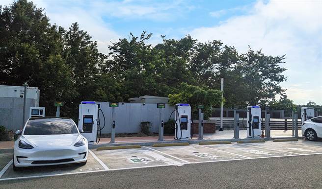 台达电今宣布350kW直流超快充电桩通过国家标准验证，年底前正是铺货，目前已先安装于国道三号关西服务区，供电动车快充。(图／台达提供)