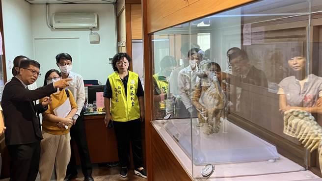 文化部常務次長李連權（左一）2日南下學甲慈濟宮，出席立法院教育及文化委員會的考察行程。（張毓翎攝）