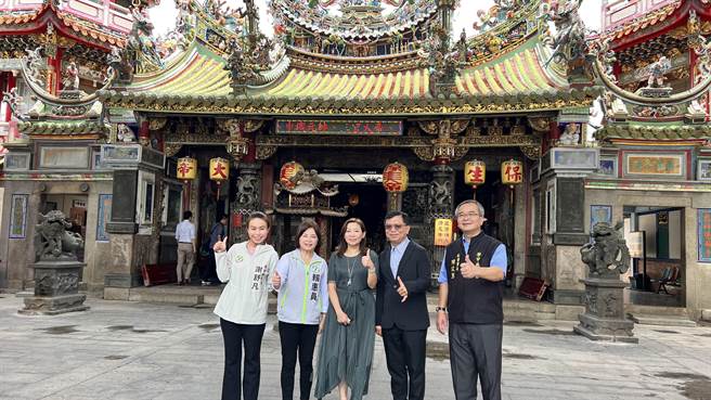 立法院教育及文化委員會召委陳靜敏（中）率隊，今天南下到學甲慈濟宮考察。（張毓翎攝）