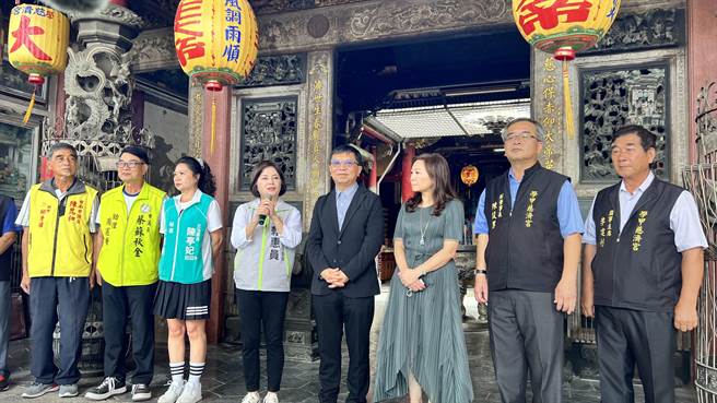 立委賴惠員（左四）表示，她與陳亭妃極力向中央爭取進行修繕計畫，現在經費已經有著落了。（張毓翎攝）