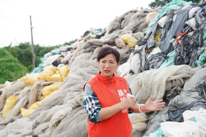 立委蔡培慧今天邀集环保署与县府等单位会勘竹山、名间与南投垃圾场，再争取6千万打包垃圾外运费用。立委蔡培会提供