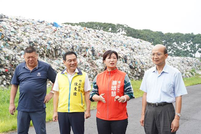 竹山镇长陈东睦跟立委蔡培慧反应竹山每个月持续积存800吨垃圾的困境。立委蔡培会提供