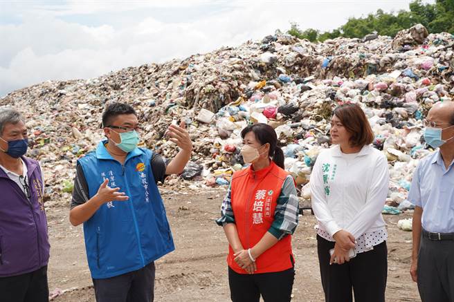 南投市清洁队长林晋毅说，南投市每日产生60吨垃圾，其中只有10吨外运，一年就累积近2万吨垃圾。立委蔡培会提供