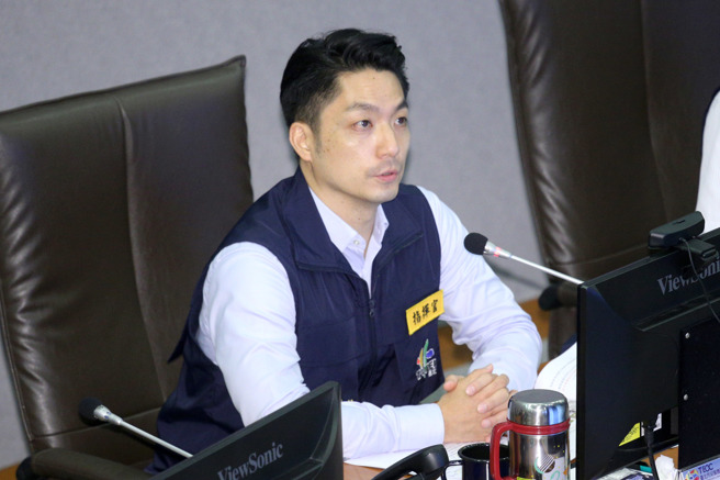 卡努颱風進逼北台灣，台北市長蔣萬安2日到災害應變中心坐鎮指揮，聽取相關局處防颱整備作業，並與行政院長陳建仁進行防災視訊連線。（黃世麒攝）