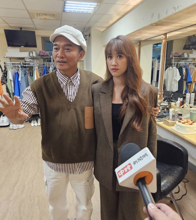 吴姗儒(图右)透露，和爸爸吴宗宪曾都有退出演艺圈念头。（游定刚拍摄）