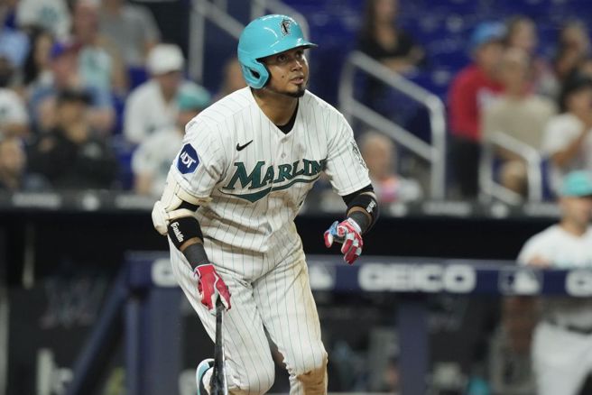 马林鱼打击王阿莱斯。（美联社）