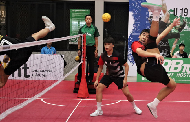 何宥承（右）展现杀球美技。（中华民国藤球协会提供／陈筱琳台北传真）