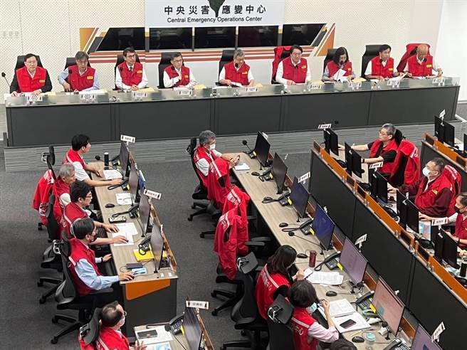 行政院長陳建仁視察中央災害應變中心卡努颱風工作會報。（王揚傑攝）