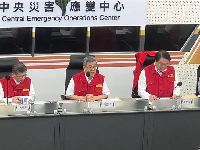 行政院長陳建仁視察中央災害應變中心卡努颱風工作會報。（王揚傑攝）