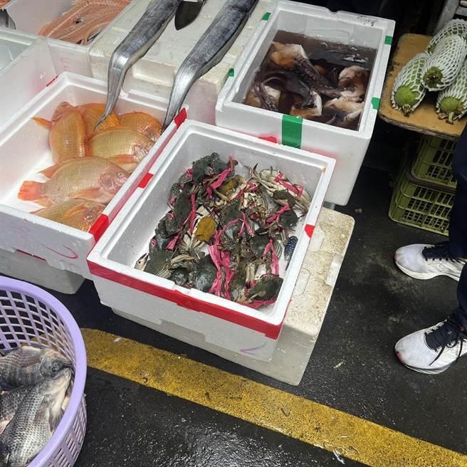 縣府稽查人員獲報到場，攤商還辯稱不知道不能賣。（民眾提供／吳建輝彰化傳真）